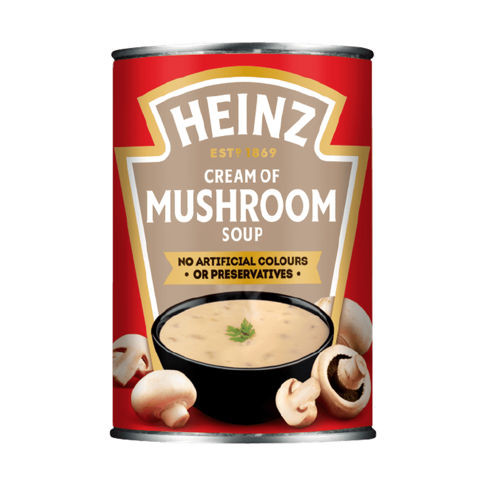 Une boite de conserve rouge sur fond blanc avec un bol de soupe couleur crème