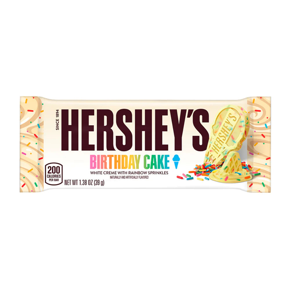 Un emballage beige sur fond blanc et à droite un chocolat blanc en forme de glace et plein de pépites multicolores