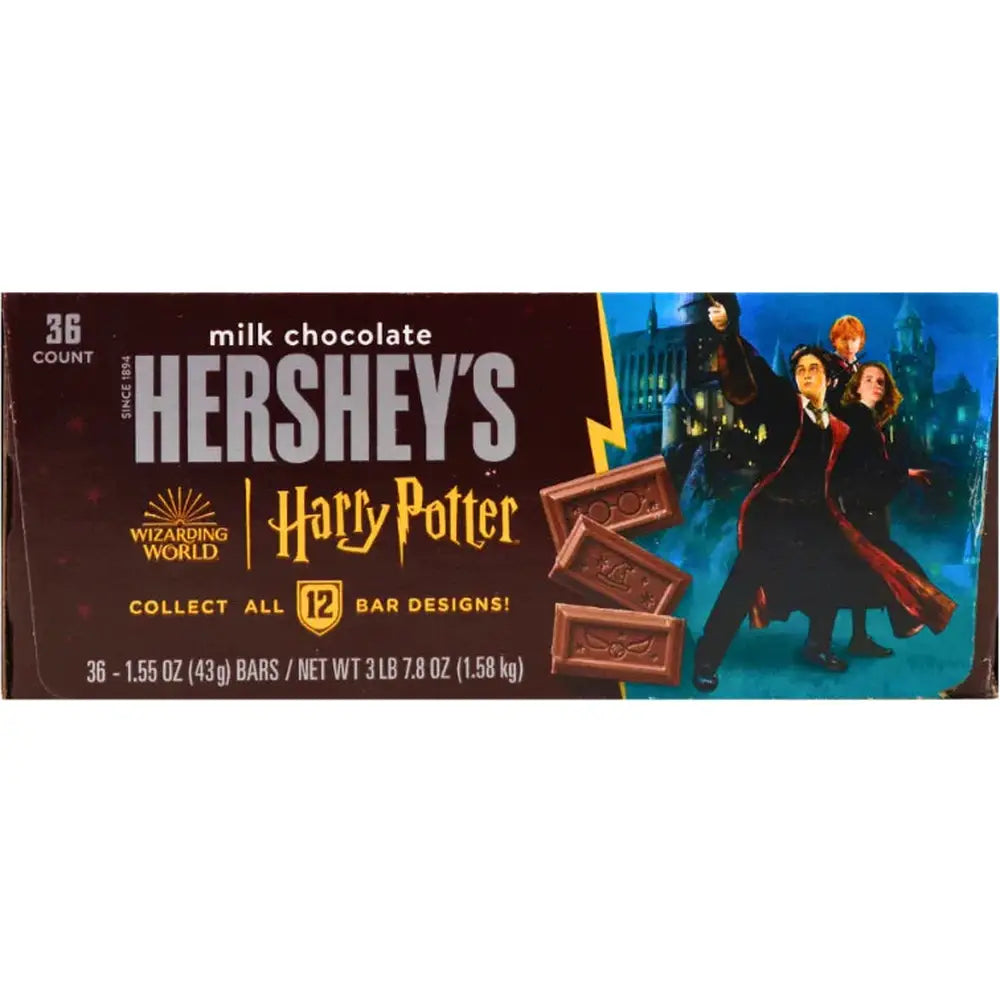 Un emballage brun sur fond blanc et à droite il y a Harry Potter, Hermione et Ron devant Poudlard. Encore à coté on voit 3 carrés de chocolat