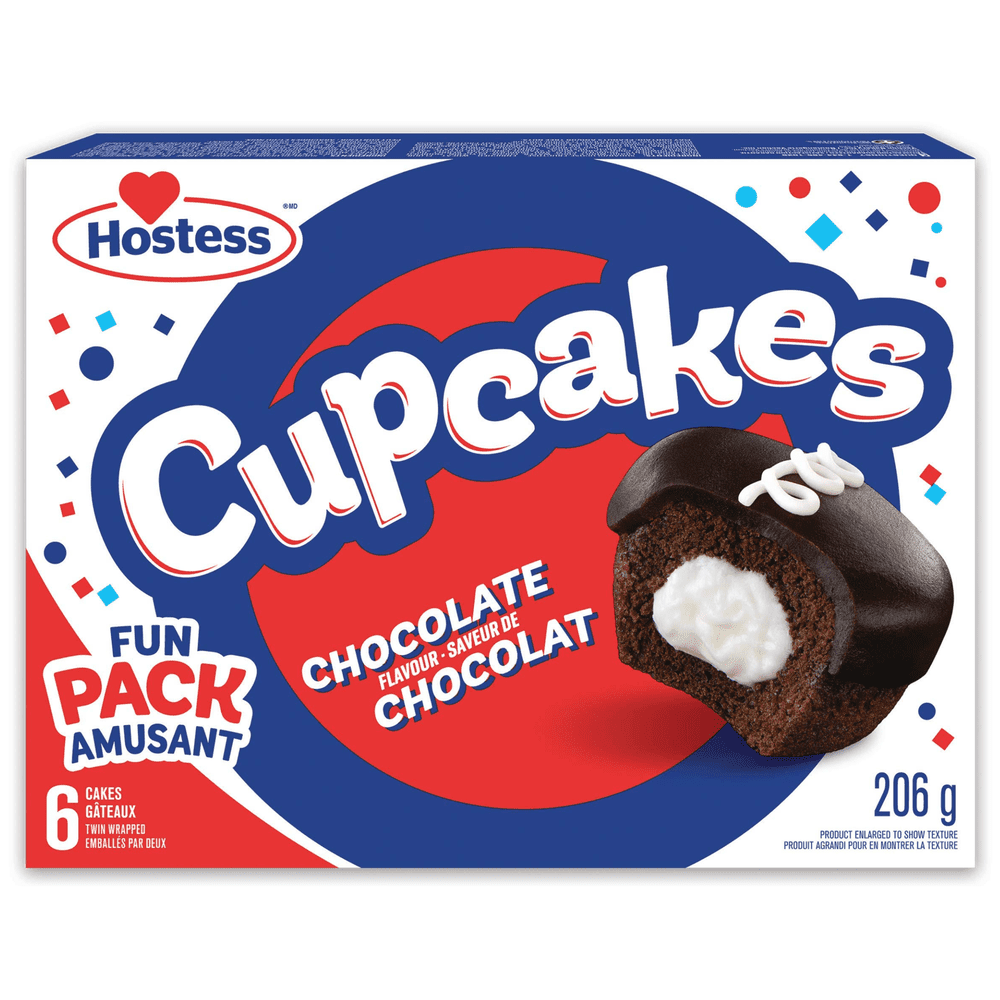 Un carton blanc et bleu sur fond blanc avec un cupcake brun fourré d’une crème blanche et un glaçage au chocolat