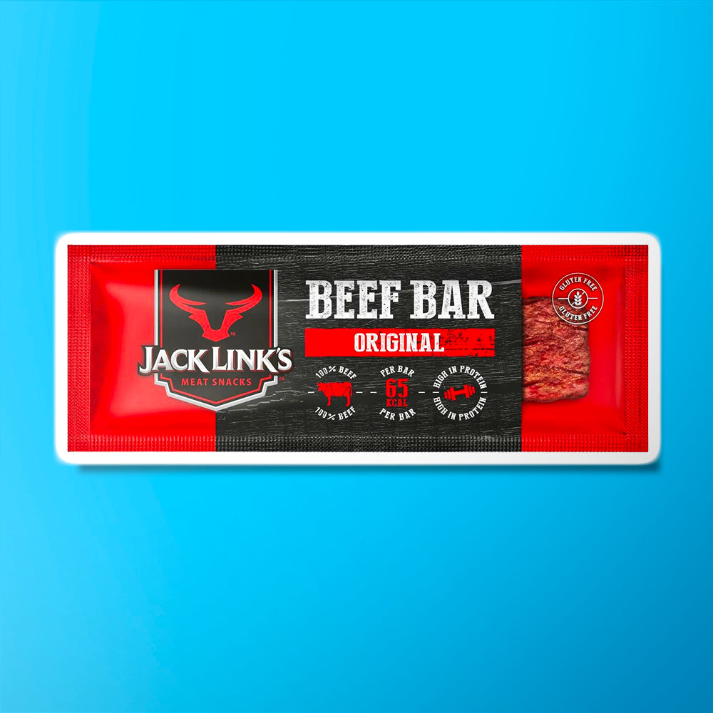Un emballage rouge et noire avec à gauche le symbole d’un taureau rouge et à droite un morceau de viande séchée en bar, le tout sur fond bleu