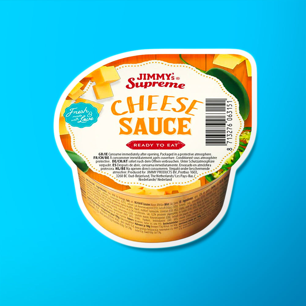 Un petit pot transparent avec une sauce orange, le couvercle est orange et blanc avec des petits carrés de fromage. Le tout sur fond bleu