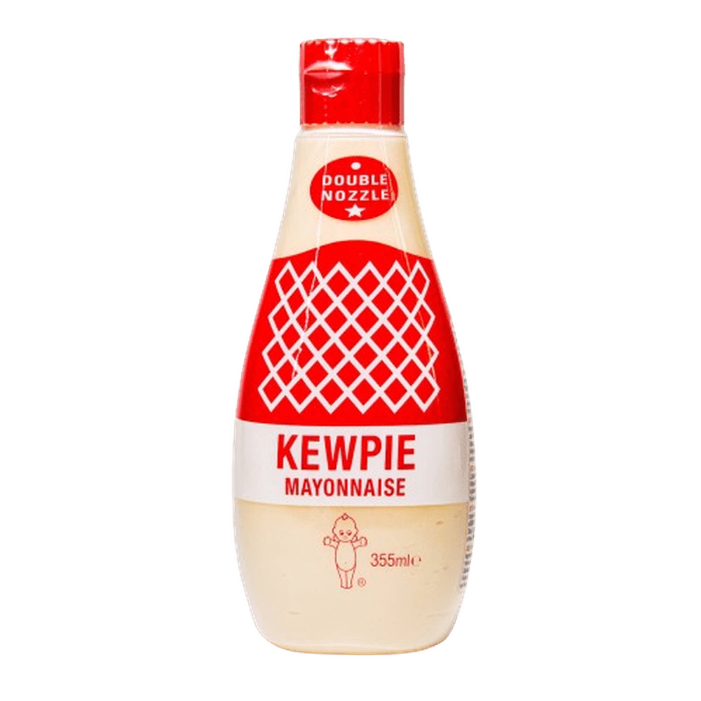 Une bouteille transparente remplie d’une mayonnaise beige, un capuchon rouge et une étiquette rouge avec un damier blanc. Le tout sur fond blanc