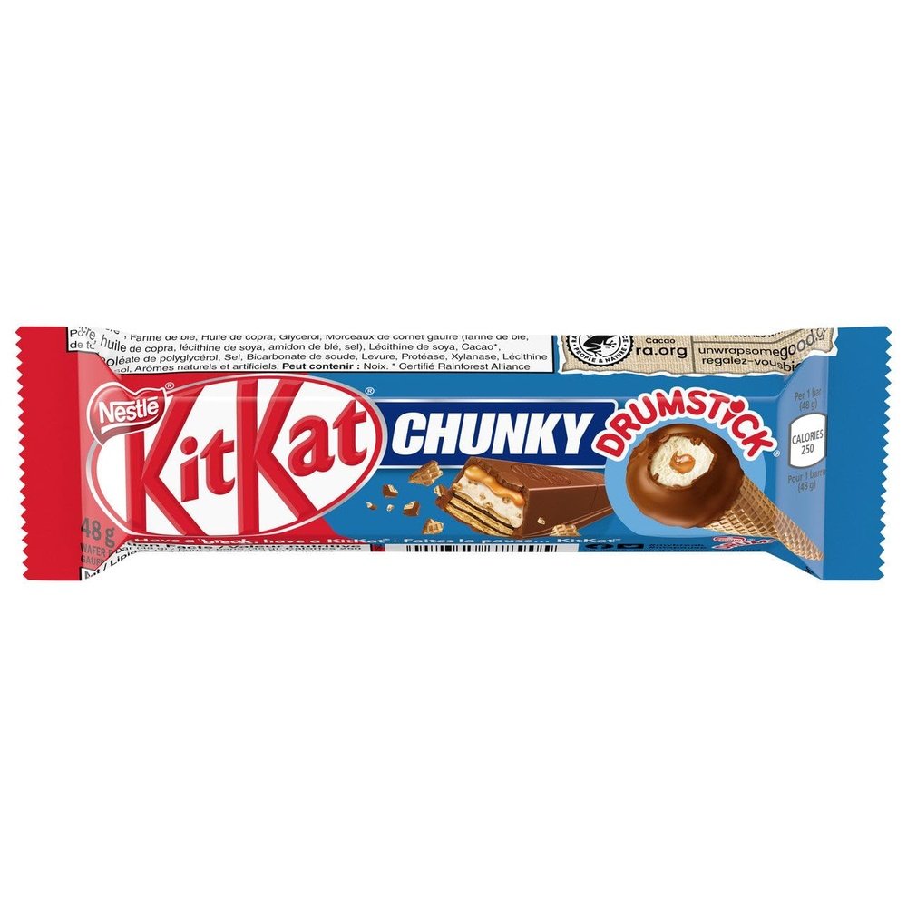 Un emballage rouge à gauche et bleu à droite, au centre il y a un biscuit en bâtonnet brun et à l’intérieur il y a du caramel et une crème blanche. A côté, il y a un cornet de glace au chocolat. Le tout sur fond blanc