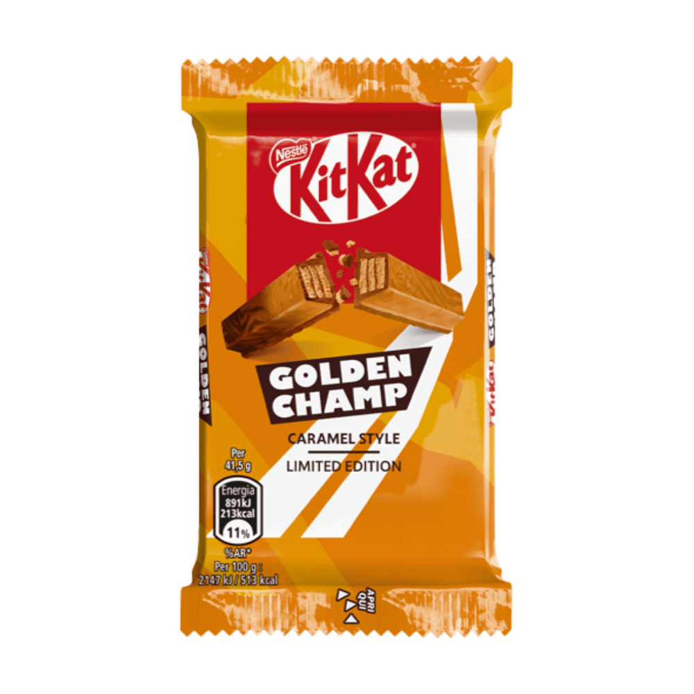 Un paquet orange sur fond blanc, au-dessus le logo « Kit Kat » en rouge et juste en-dessous une barre chocolatée avec des éclats de biscuits