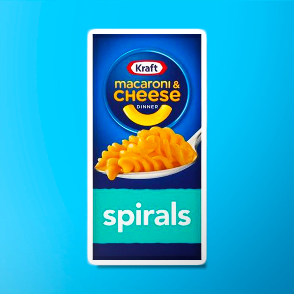 Un paquet bleu sur fond bleu avec au centre une cuillère de Mac&Cheese avec des pâtes en spirales, en bas il est écrit « spirals » en bleu ciel