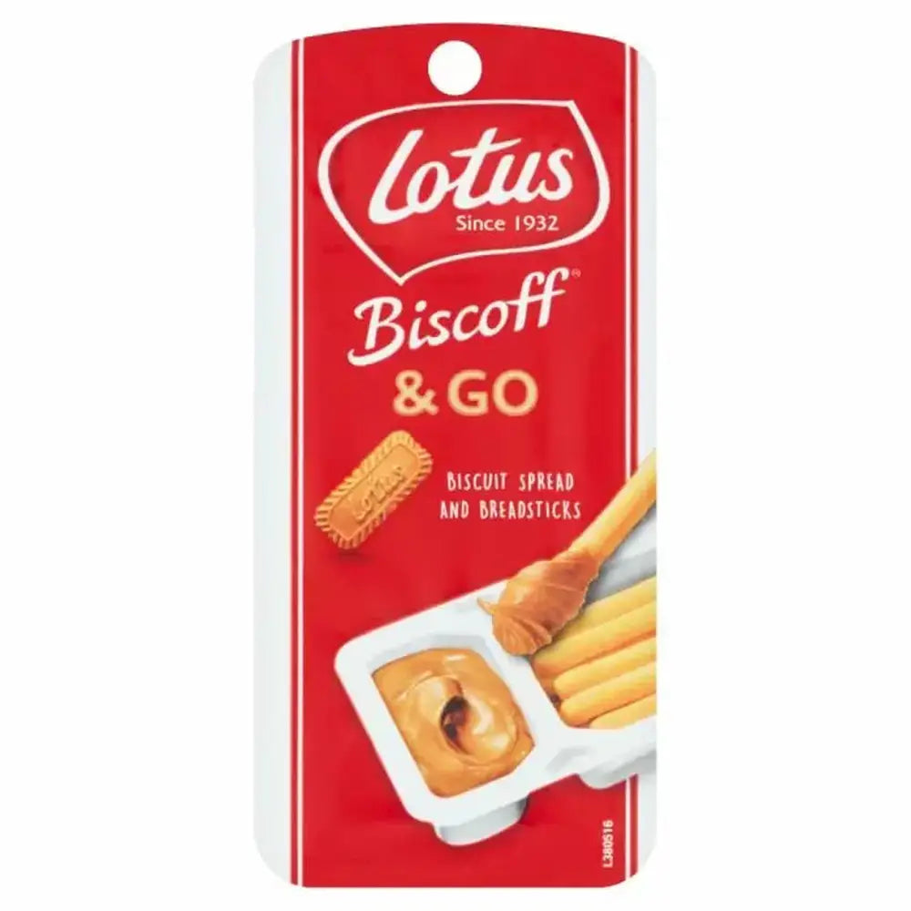 Un emballage rouge sur fond blanc avec un paquet blanc avec un long biscuit qui trempe dans une pâte brune