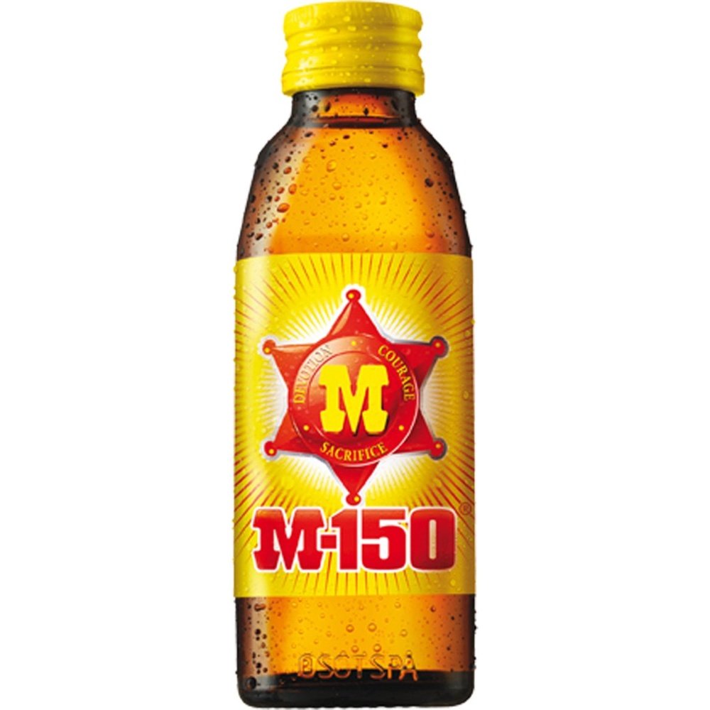 Une bouteille en verre brun sur fond blanc avec un capuchonné une étiquette jaunes, au centre une étoile rouge avec un M jaune