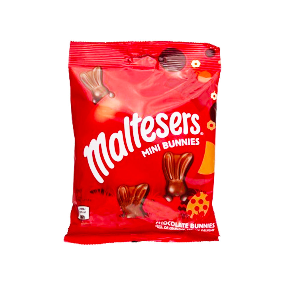 Un emballage rouge sur fond blanc avec des oreilles de lapin en chocolat qui sortent du sol
