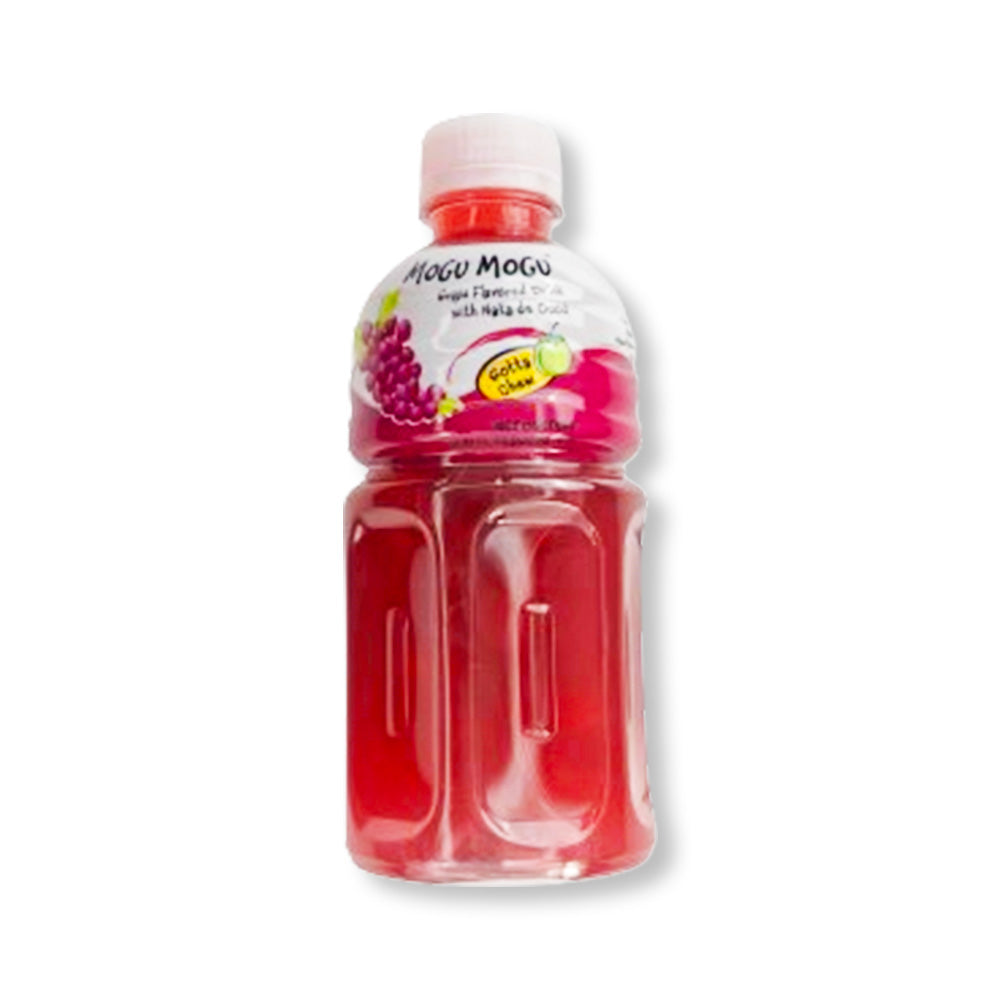 Une bouteille transparente sur fond blanc qui montre la couleur bordeaux de la boisson. Sur l’étiquette est dessiné une grappe de raisins