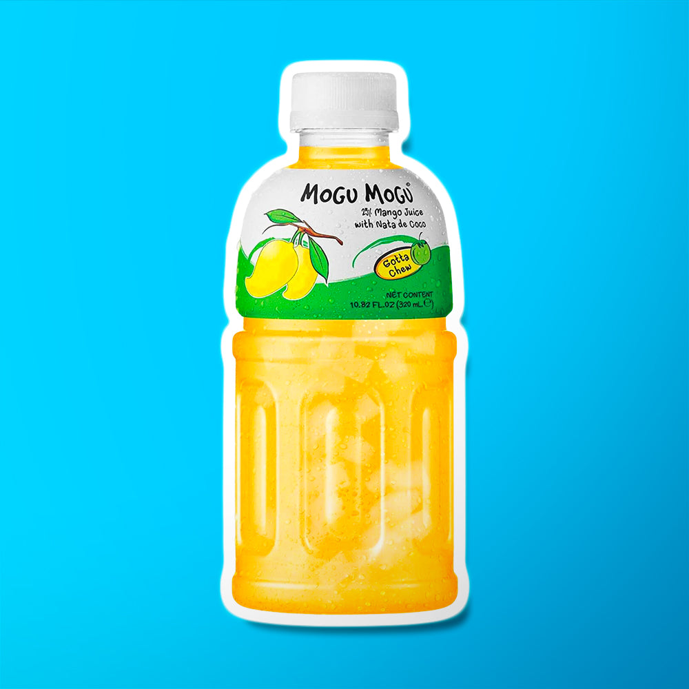 Une bouteille transparente sur fond bleu qui montre la couleur jaune de la boisson. Sur l’étiquette est dessiné 2 mangues