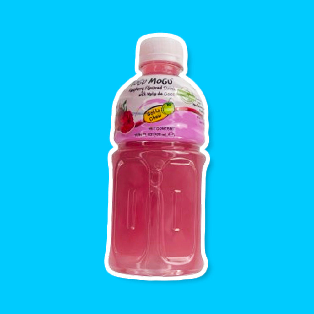 Une bouteille transparente sur fond bleu qui montre la couleur violette de la boisson. Sur l’étiquette est dessiné 3 framboises