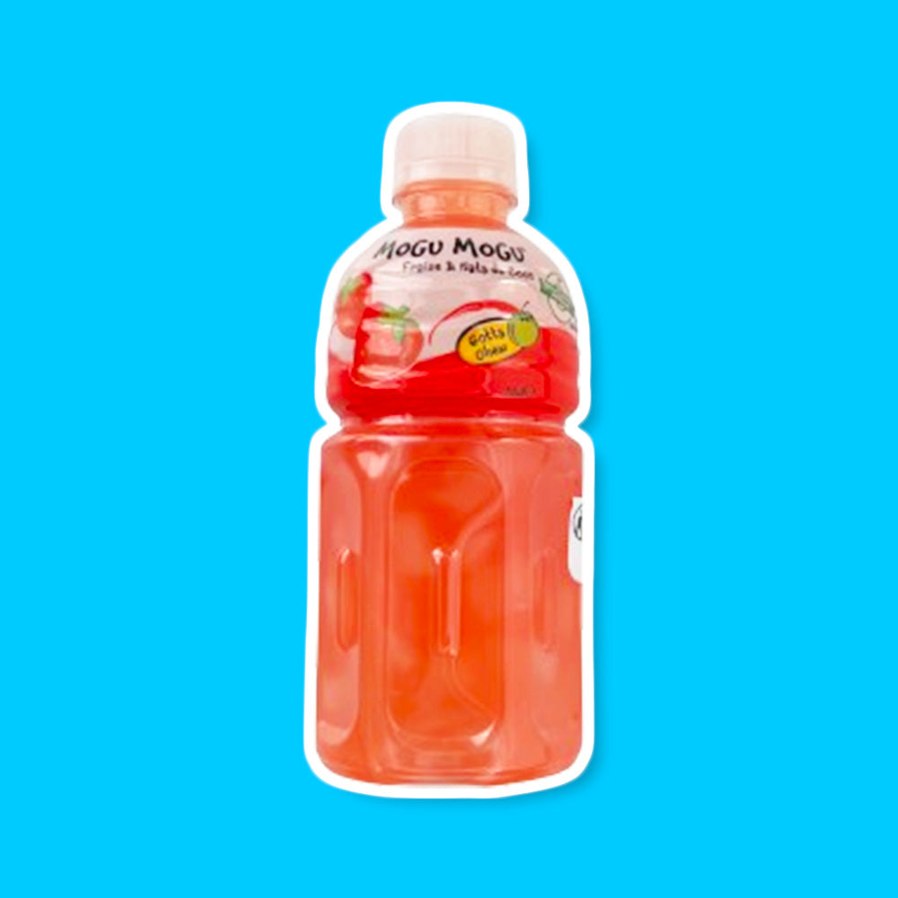 Une bouteille transparente sur fond bleu qui montre la couleur rouge de la boisson. Sur l’étiquette est dessiné 2 fraises