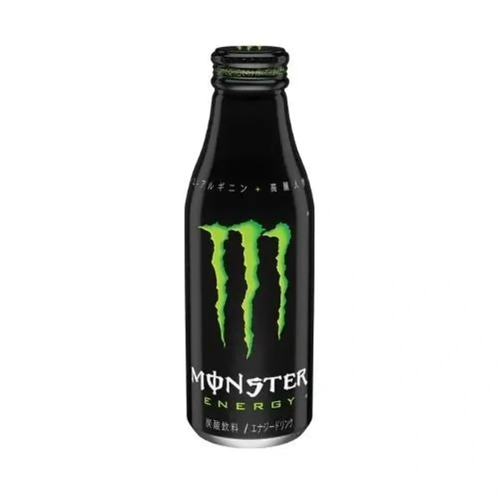 Une petite bouteille noire en verre, avec une étiquette noire et au centre le logo vert fluo de Monster, un grand M. Le tout sur fond blanc