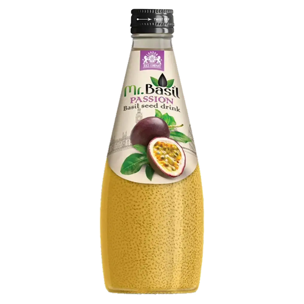 Une bouteille en verre sur fond blanc avec une boisson jaunes à perles et une étiquette beige au-dessus avec des fruits de la passion