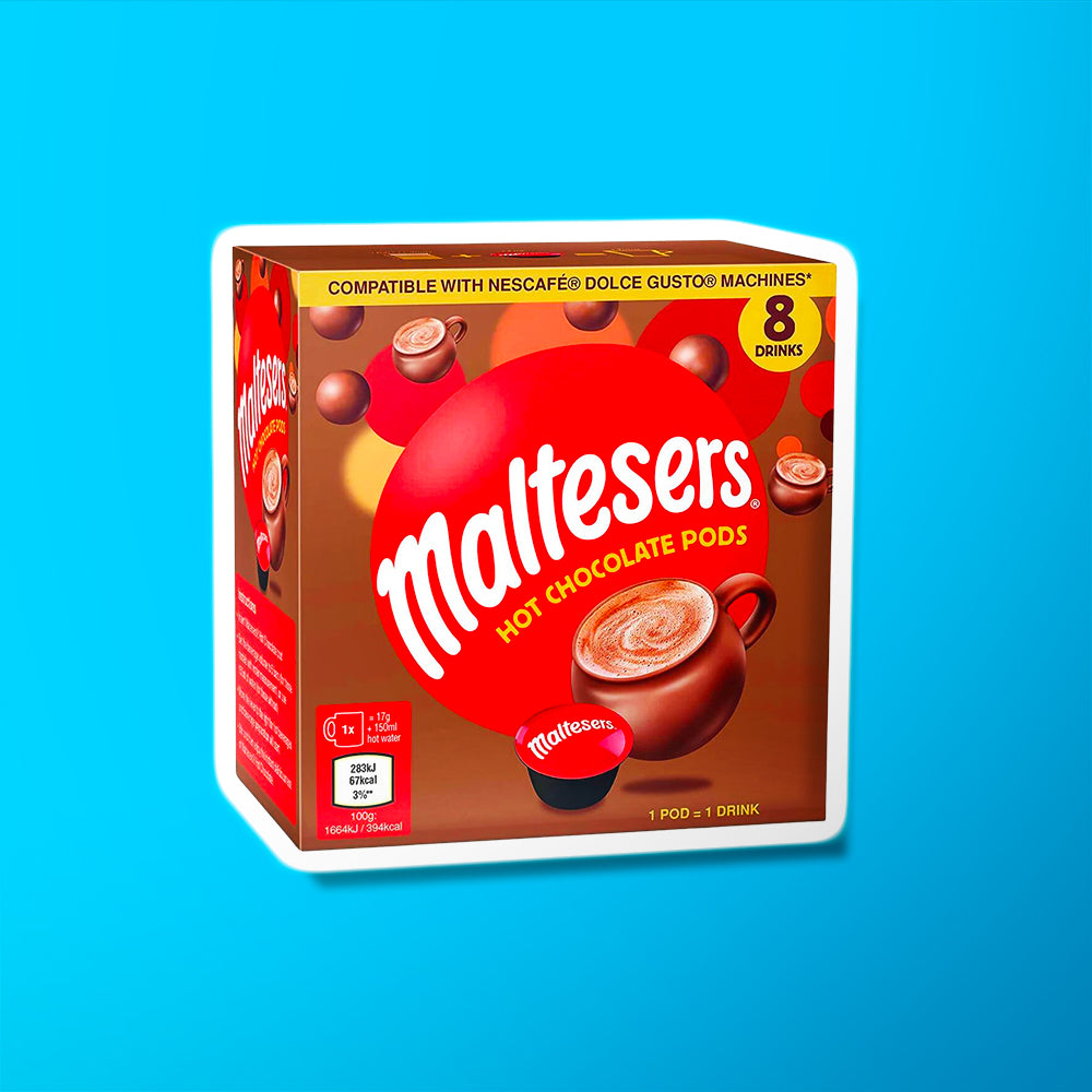 Un carton brun avec de petits Maltesers qui tombent du ciel. Sur le devant, il y a une capsule noir et rouge et à droite une grande tasse ronde avec du chocolat chaud le tout sur fond bleu