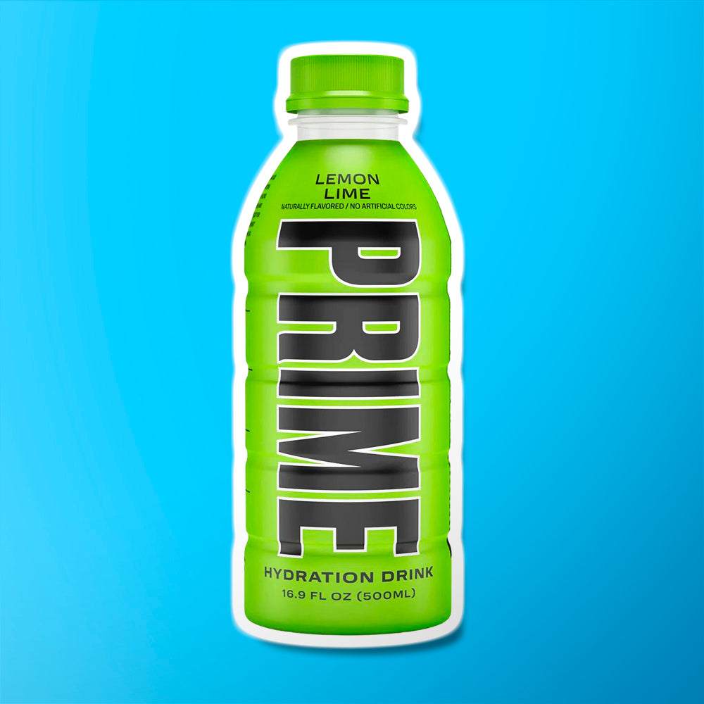 Une bouteille vert pomme avec un capuchon vert, au centre il est écrit verticalement « Prime » en noir. Le tout sur fond bleu