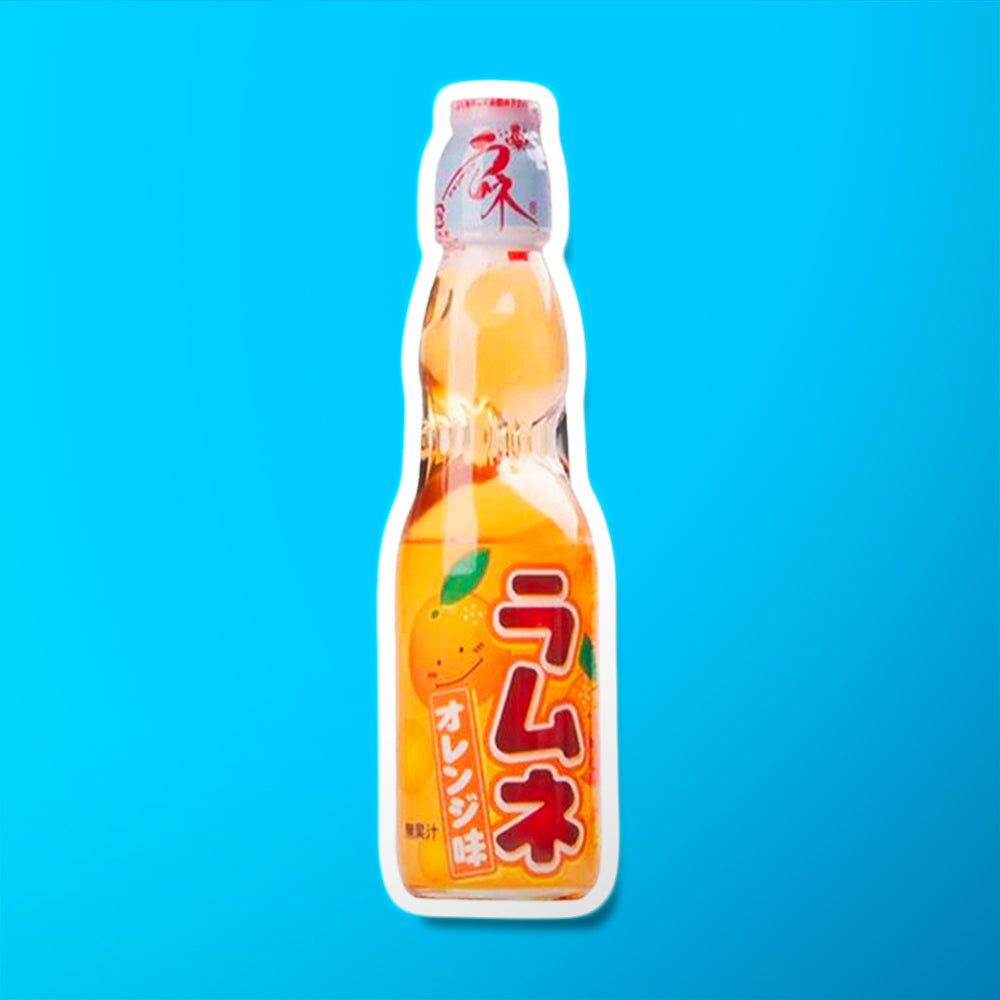 Une bouteille transparente sur fond bleu avec une boisson légèrement orange, il y a une étiquette orange sur la moitié basse de la bouteille. Il y a des oranges qui sourient