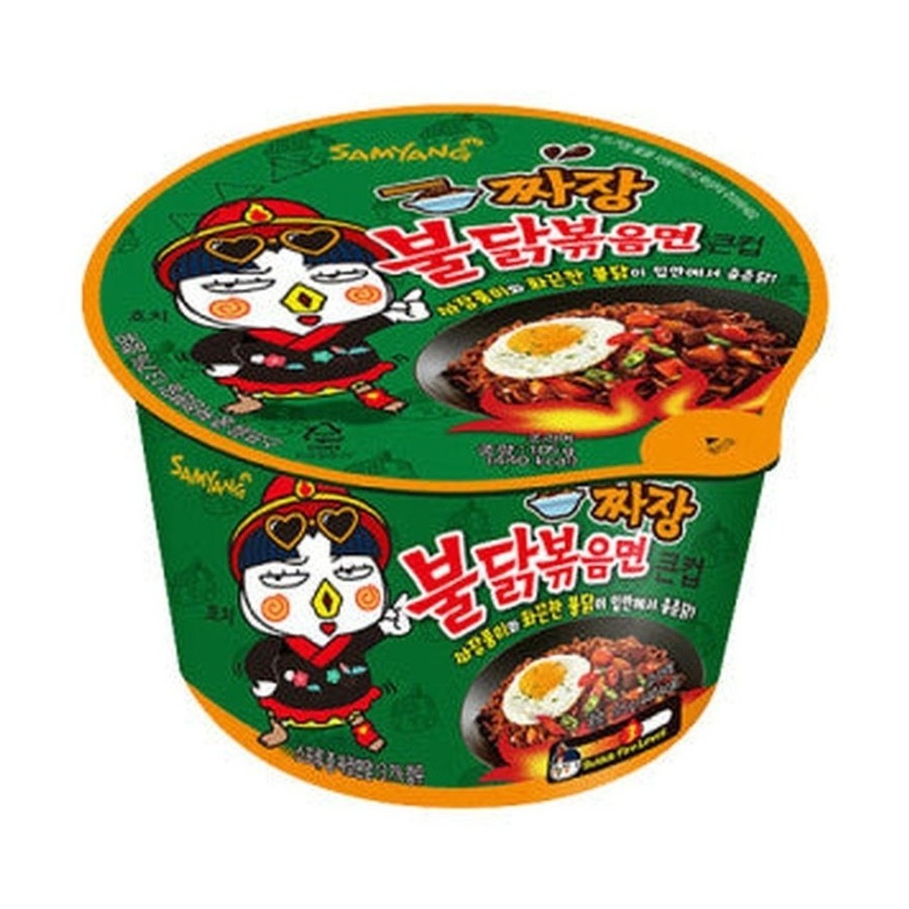 Un emballage en bol vert sur fond blanc avec à gauche une petite créature blanche et à droite une poêle noire avec du boeuf, des légumes et un oeuf sur le plat