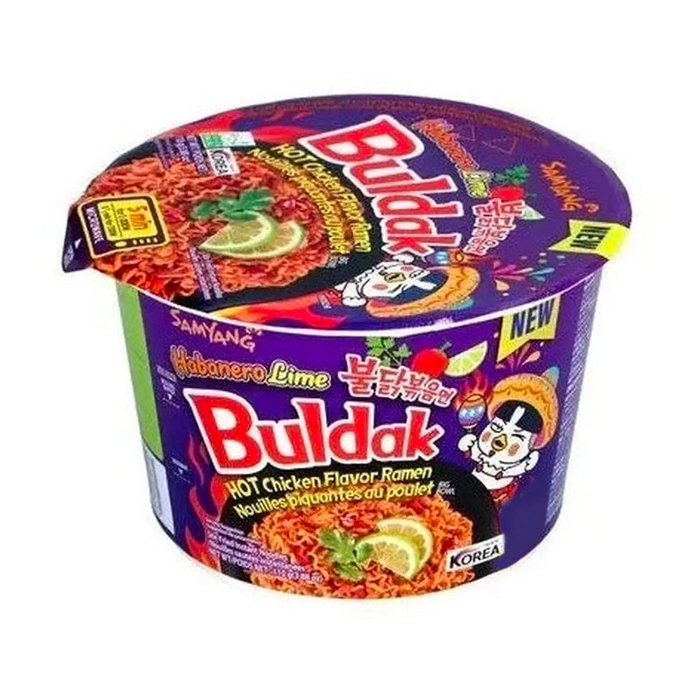 Un emballage en bol mauve sur fond blanc avec une grande poêle noire de nouilles oranges avec une sauce rouge et à droite une créature blanche avec un chapeau brun