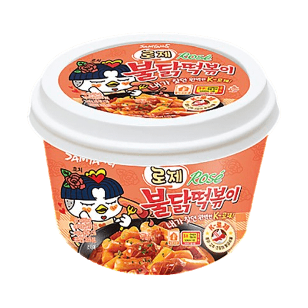 Un emballage en bol rose saumon sur fond blanc avec une grande assiette blanche de nouilles oranges et à droite une créature blanche qui regarde l’assiette à la loupe 