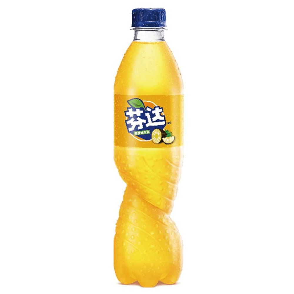 Une bouteille transparente avec une boisson jaune, un capuchon bleu et une étiquette jaune avec un ananas, le tout sur fond blanc