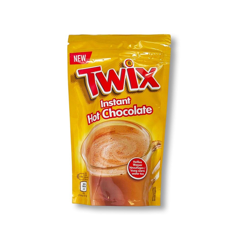 Un emballage doré sur fond blanc avec une tasse transparente de chocolat chaud avec écrit en grand « Twix » en rouge 