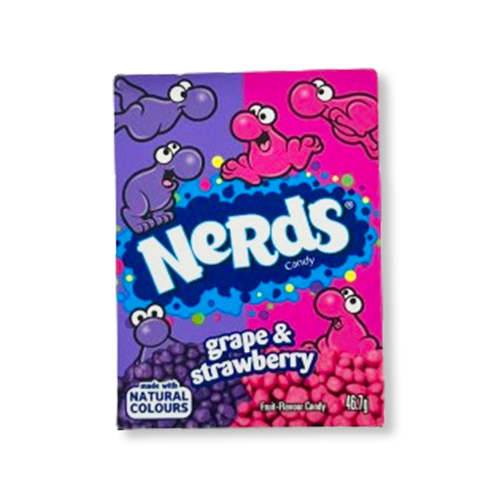 Un emballage divisé en 2 couleurs ; mauve et rose. Avec des petits bonhommes de même couleur et de la forme de Nerds, le tout sur fond blanc