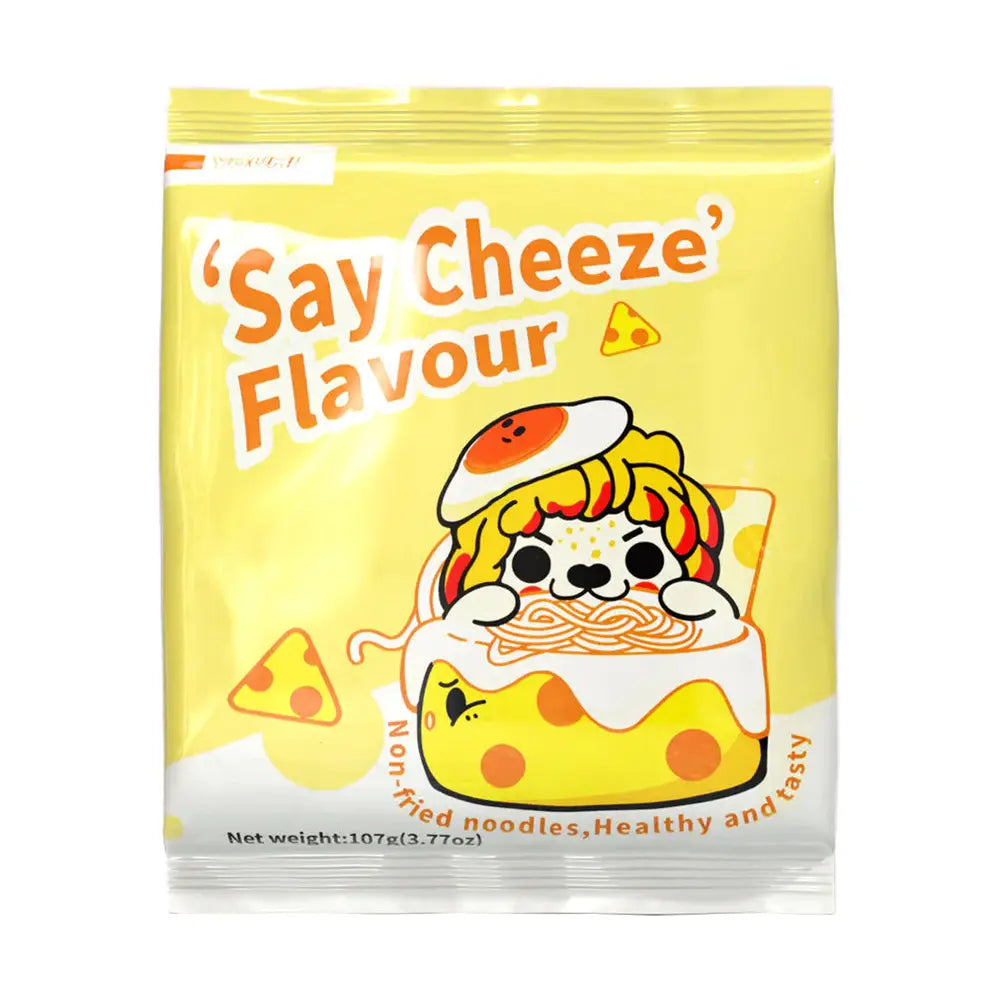 Un emballage blanc et jaune avec un personnage aux cheveux jaunes qui mange des nouilles sur un gros fromage et sur sa tête il y a un oeuf sur le plat, le tout sur fond blanc   