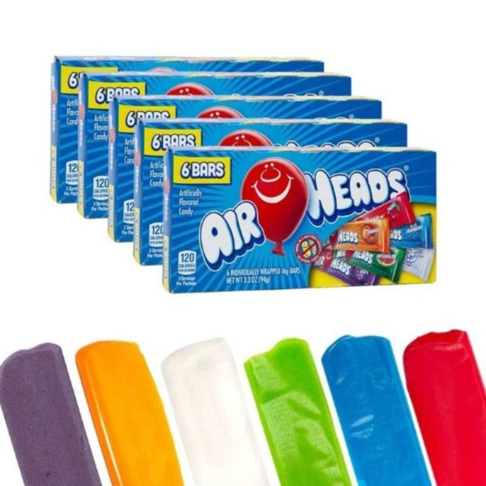 5 paquets bleus en ligne avec devant des Airheads déballés ; mauve, orange, blanc, vert, bleu, rouge. Le tout sur fond blanc