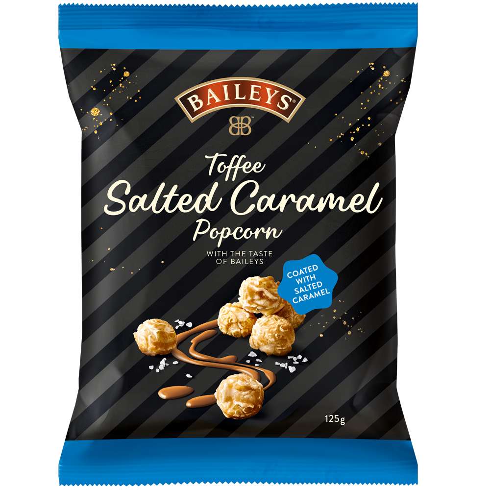 Un paquet noir avec des extrémités bleues, il y a 6 popcorns caramélisés et au-dessus il y a le logo « Baileys » rouge 