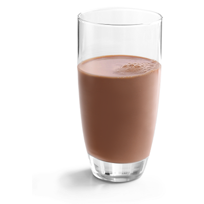 Un verre rempli de chocolat au lait sur un fond blanc