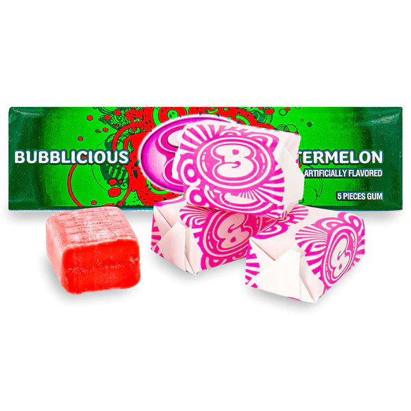 Un emballage vert avec au centre des motifs rouges derrière un grand B rose, et devant 4 chewing-gums dont un déballé qui nous dévoile sa couleur rouge. Le tout sur fond blanc