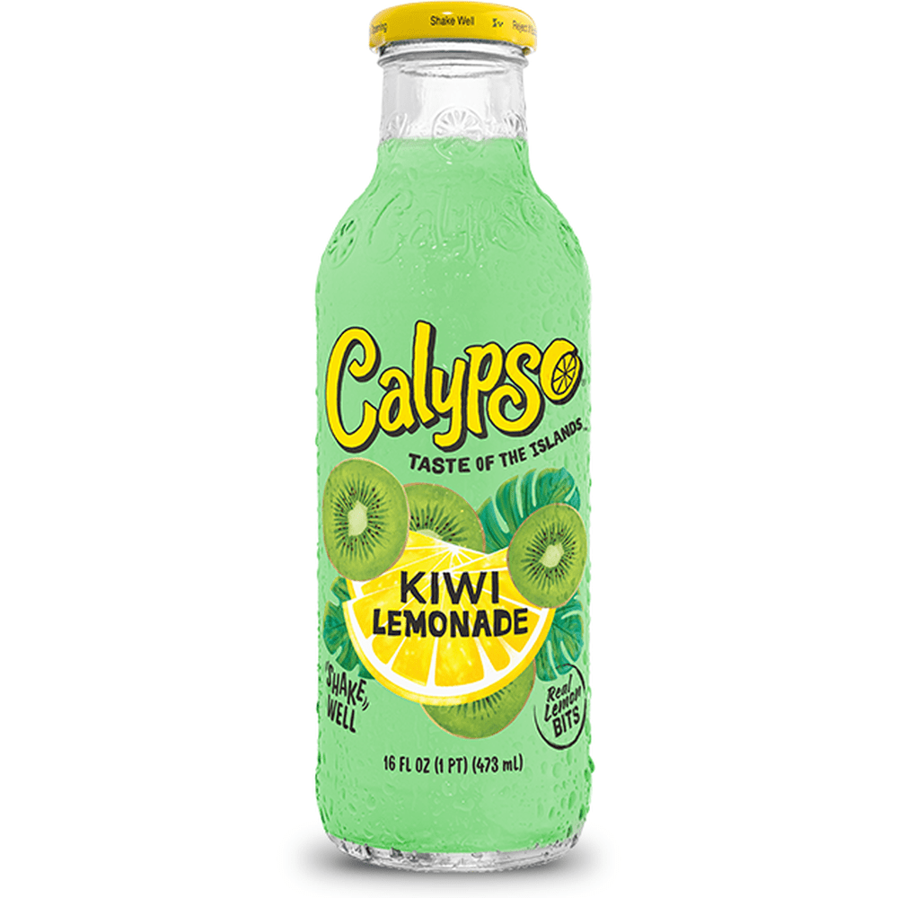 Une bouteille en verre transparente d’une boisson verte sur fond blanc avec un couvercle jaune et une étiquette avec des grandes tranches de citron et des kiwis