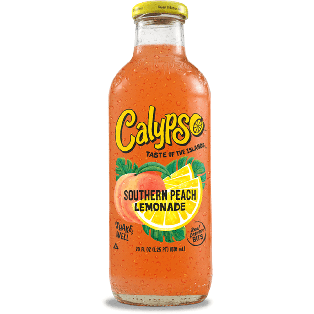 Une bouteille en verre transparente d’une boisson orange sur fond blanc avec un couvercle jaune et une étiquette avec des grandes tranches de citron vert et une pêche