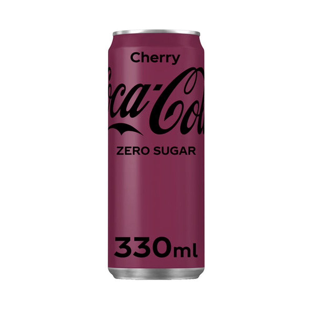 Une longue canette sur fond blanc avec écrit en noir Cherry Coco-Cola Zero Sugar