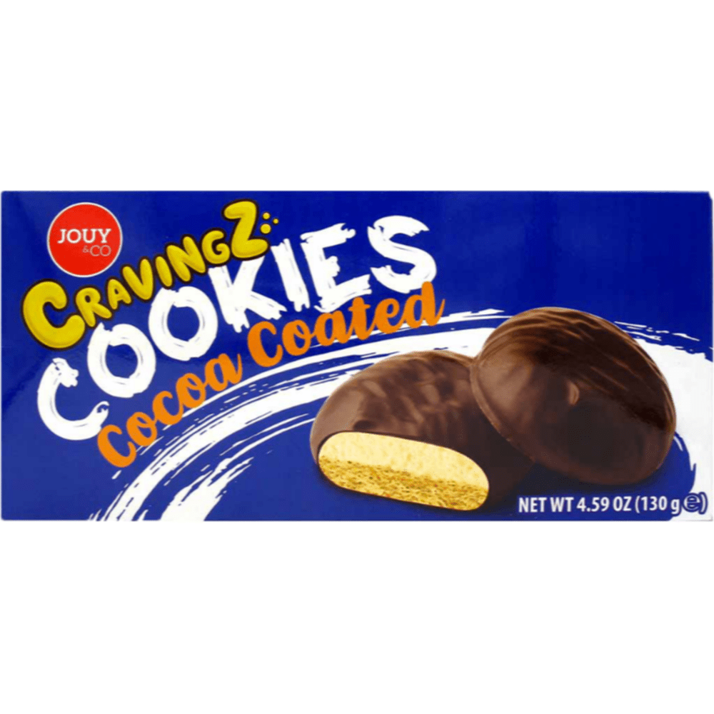 Un carton bleu sur fond blanc avec 2 chocolats noirs à droite, l’un d'eux est coupé et on y voit un biscuit et une crème