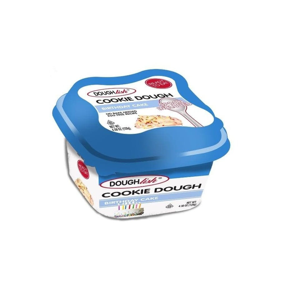 Une boite blanche avec un couvercle bleu, sur la boite un gâteau d’anniversaire blanc avec des bougies colorées et sur le couvercle une pâte de cookie blanche avec une cuillère. Le tout sur fond blanc 