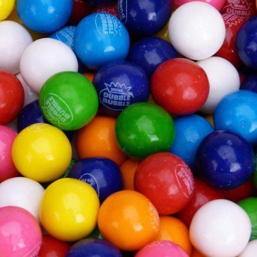 Un tas de petites boules jaune, orange, blanc bleu, vert, rouge et mauve