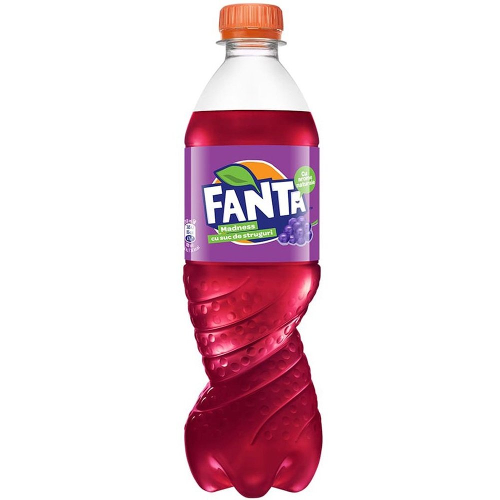 Une bouteille transparente avec une boisson couleur bordeaux, un capuchon orange et une étiquette mauve avec une grappe de raisins, le tout sur fond blanc