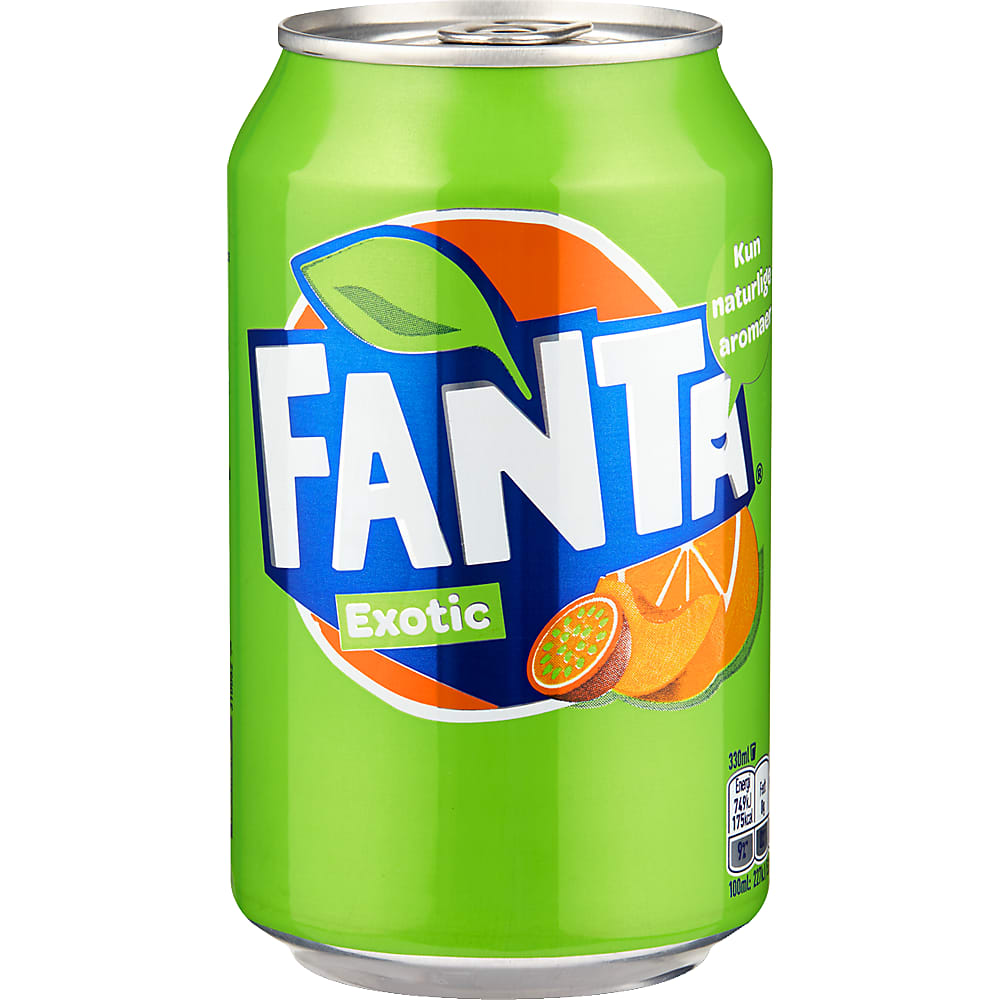 Une canette verte sur fond blanc avec le logo Fanta et à droite des morceaux de pêche, d’orange et un fruit de la passion
