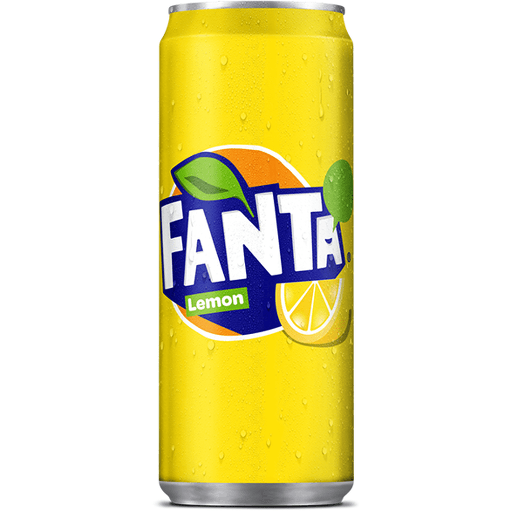 Une grande canette jaune sur fond blanc avec le logo Fanta et un morceaux de citron sur le côté droit