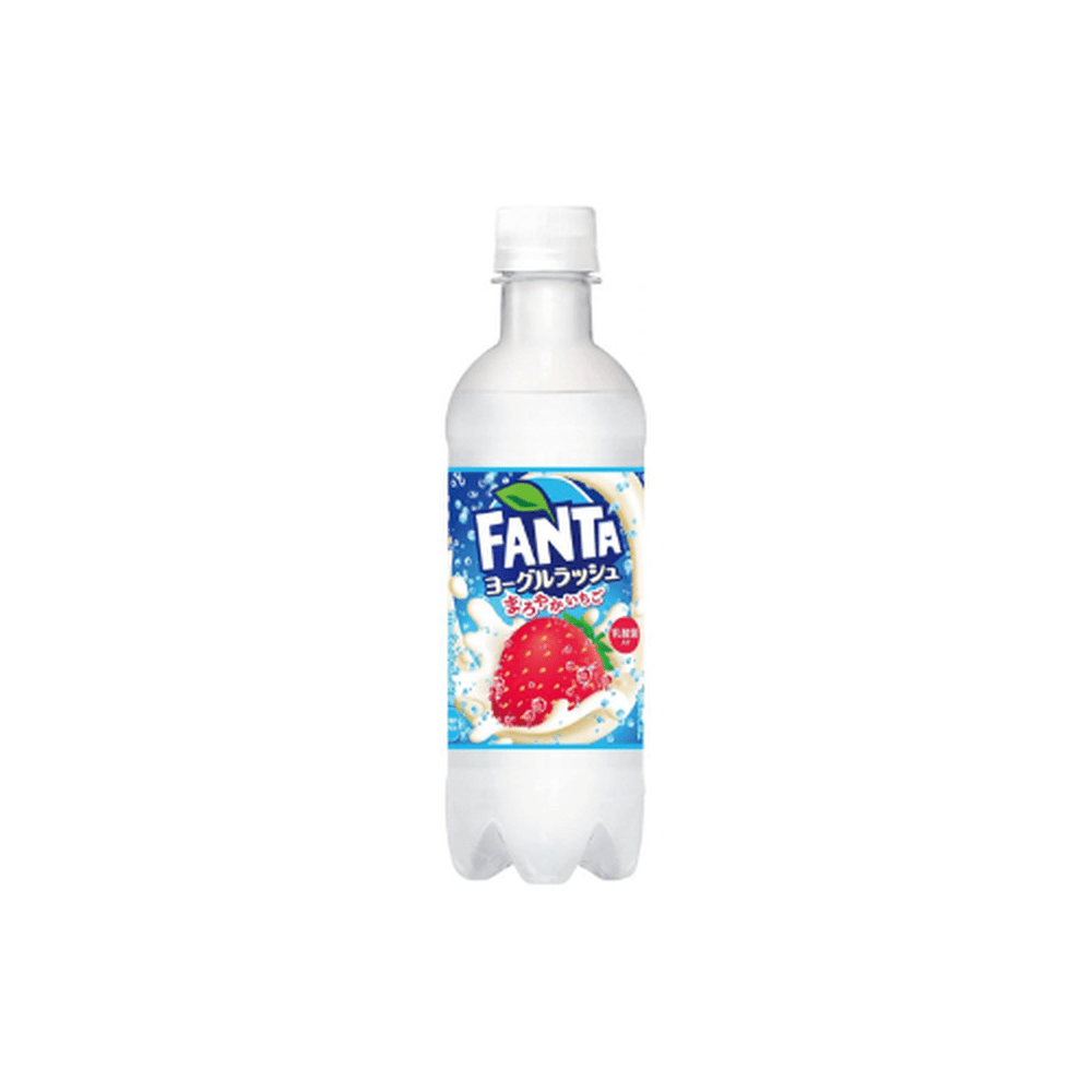 Une bouteille transparente sur fond blanc avec une boisson de couleur blanche et une étiquette bleue avec une fraise entourée d’une crème
