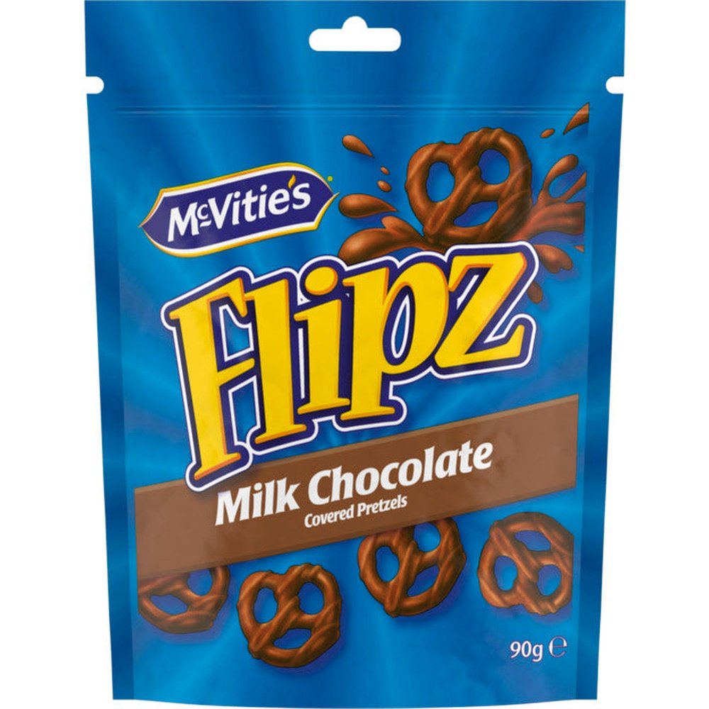 Un emballage bleu sur fond blanc, avec 5 petits bretzels enrobés de chocolat au lait dont un en haut à gauche avec une éclaboussure de ce chocolat