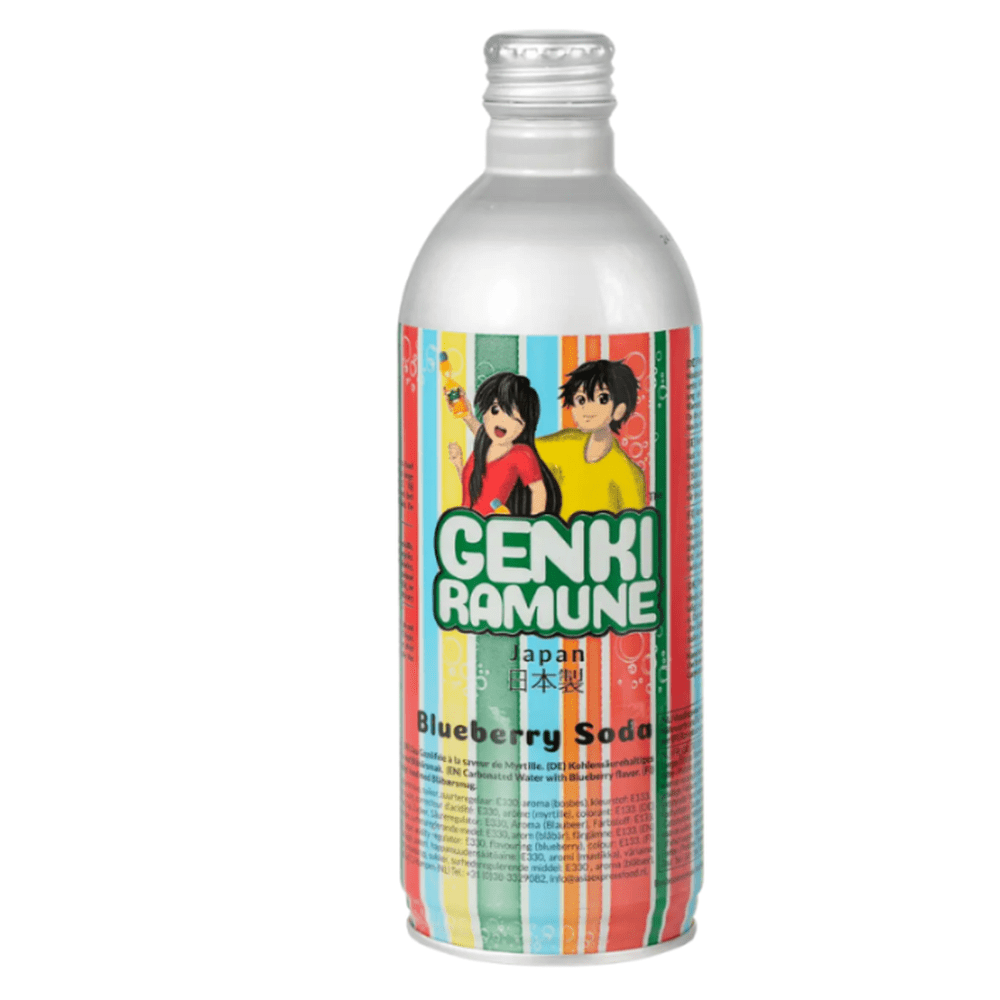 Une bouteille grise argenté sur fond blanc avec une étiquette à rayures verticales colorés et au-dessus une fille et un garçon dessinés en manga