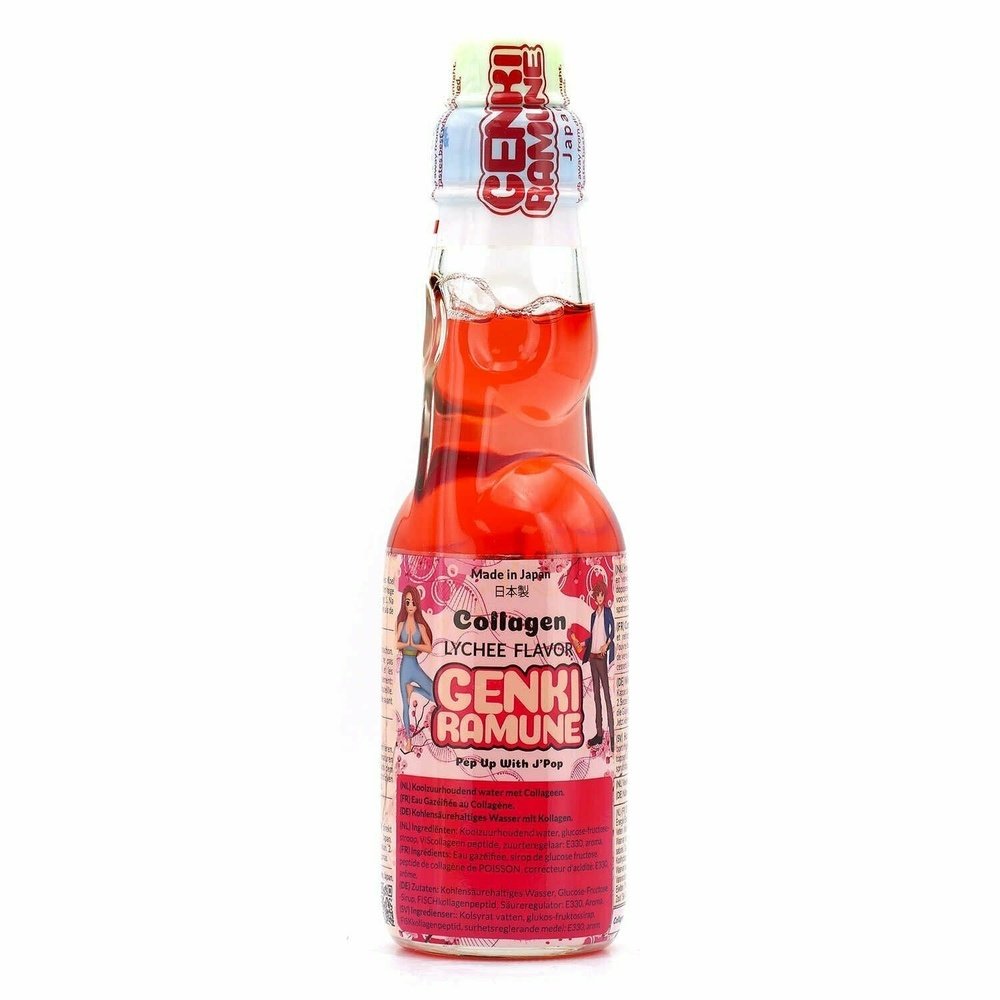 Une bouteille transparente remplie d’une boisson rouge et sur le capuchon une étiquette blanche, le tout sur fond blanc