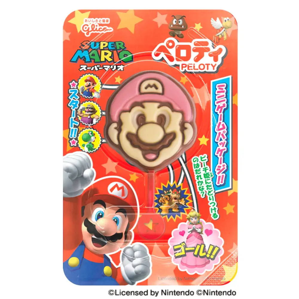 Un emballage rouge avec des étoiles jaunes et des motifs Super Mario, au centre un bonbon tête de Mario. Le tout sur fond blanc