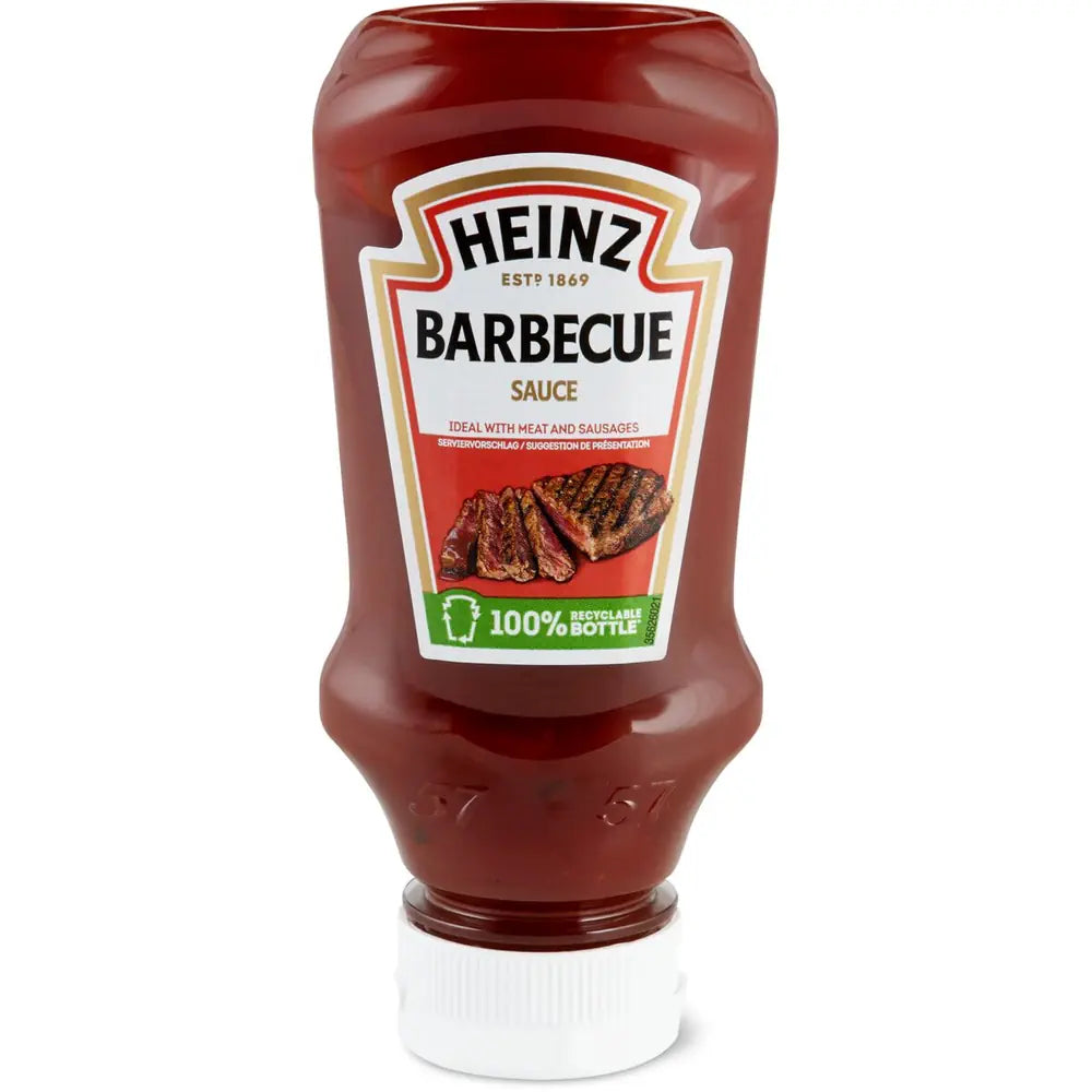 Une bouteille transparente d’une sauce rouge foncé, un capuchon blanc et une étiquette blanche au centre avec un grand steak. Le tout sur fond blanc