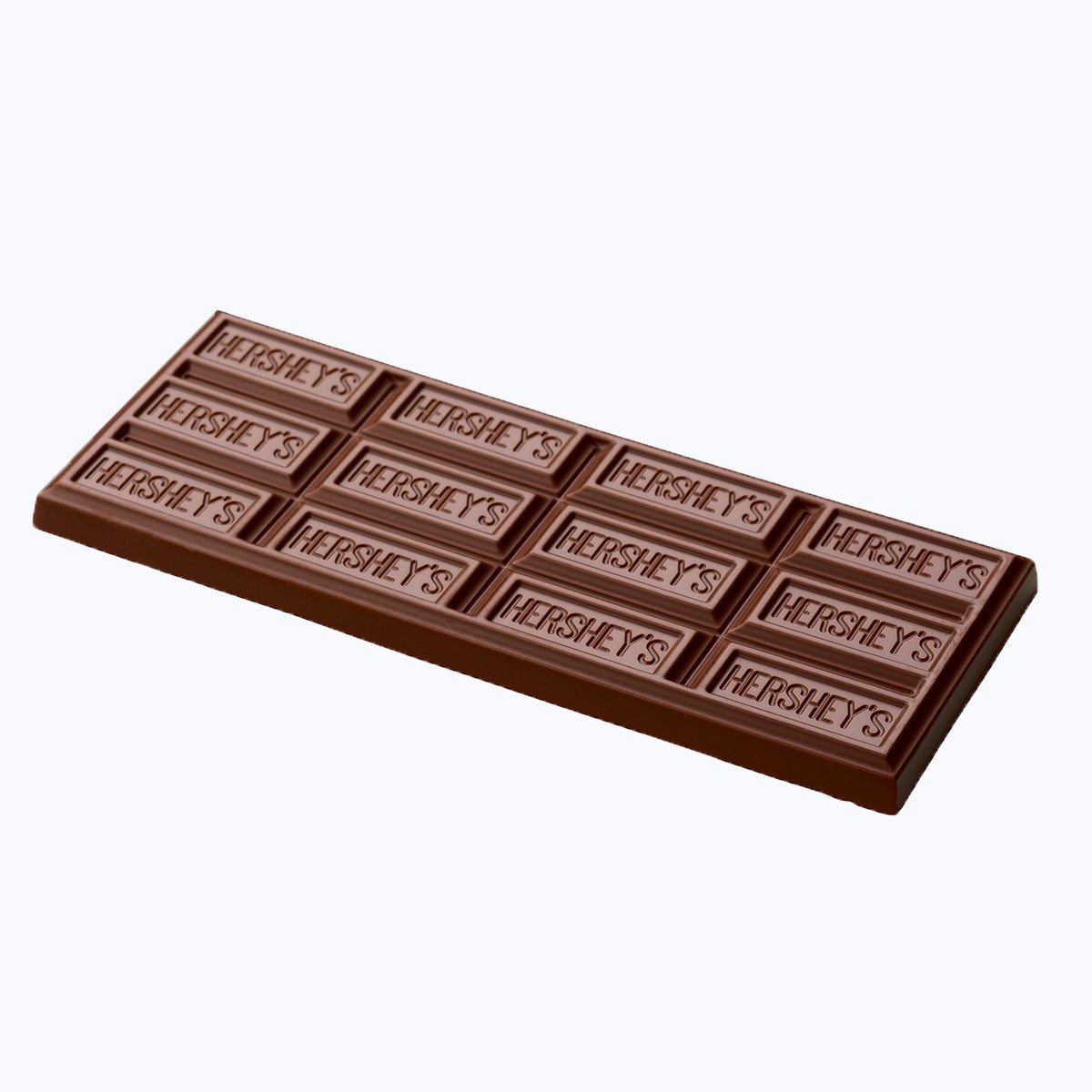 Une tablette de chocolat au lait sur fond blanc avec des inscriptions « Hershey’s » sur chaque carré