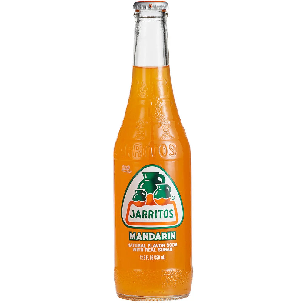 Une bouteille en verre transparente contenant une boisson orange avec au centre une étiquette blanche avec 3 jarres. Le tout sur fond blanc 